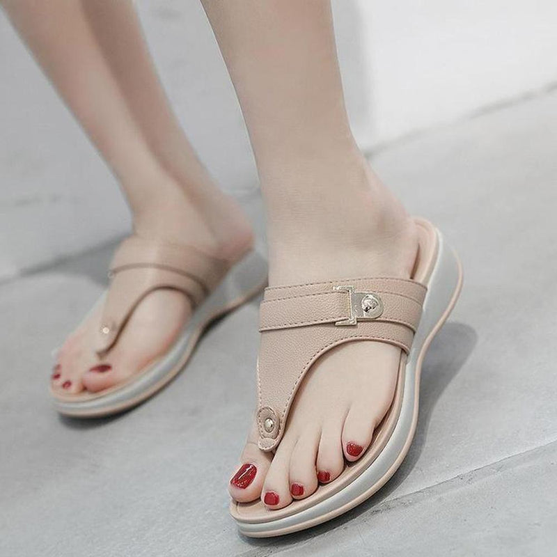 Comfortable Beach Sandals & Toe Clip Slippers